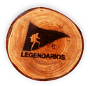 Foto de um pedaço de madeira cortado com a logo dos legendários gravada